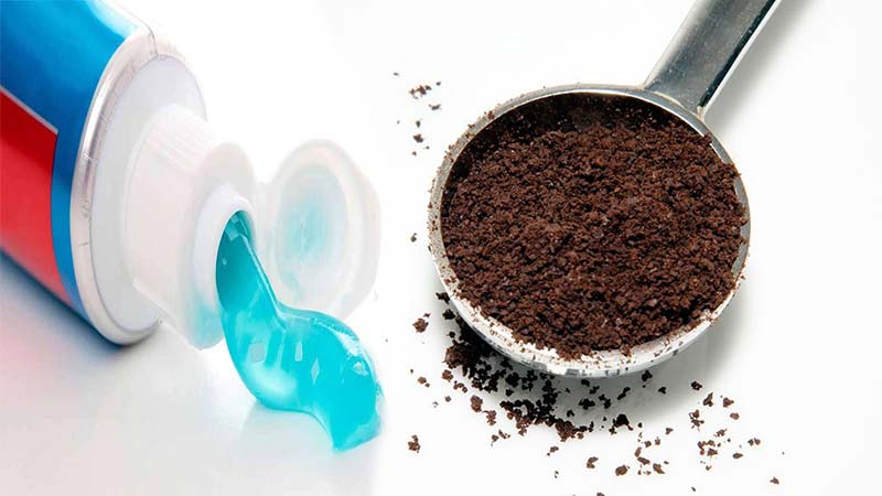 Tẩy lông chân tại nhà bằng bã cà phê và kem đánh răng